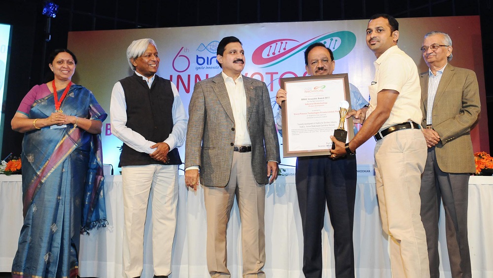 Dr Harsh Vardhan presented the awards, at the inauguration of the BIRAC Innovators Conclave and Bio-Innovation Fair along with Y S Chowdary. The Secretary, Department of Biotechnology, Prof. K. Vijay Raghavan and other dignitaries are also seen.